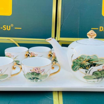 Bộ ấm chén kèm khay pha trà cà phê sứ cao cấp trắng hoa sen ( giao ngẫu nhiên tay cầm )