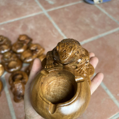 Gạt tàn điêu khắc con cóc  bằng gỗ bách xanh thơm nức kt 15×10×7cm