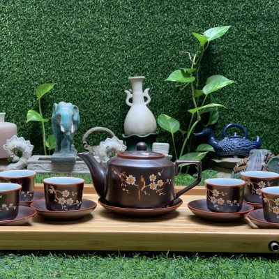 Bộ ấm trà men nâu dáng quai vuông vẽ mai