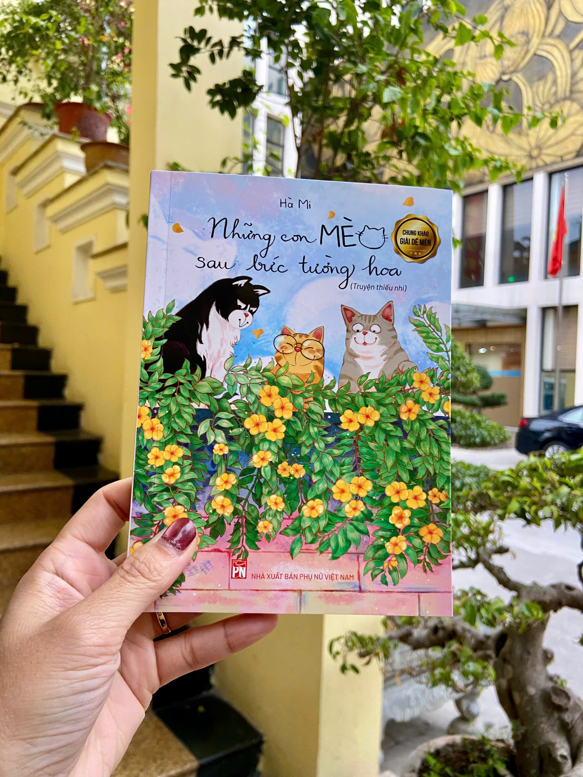 Những con mèo sau bức tường hoa - Hà Mi - truyện thiếu nhi