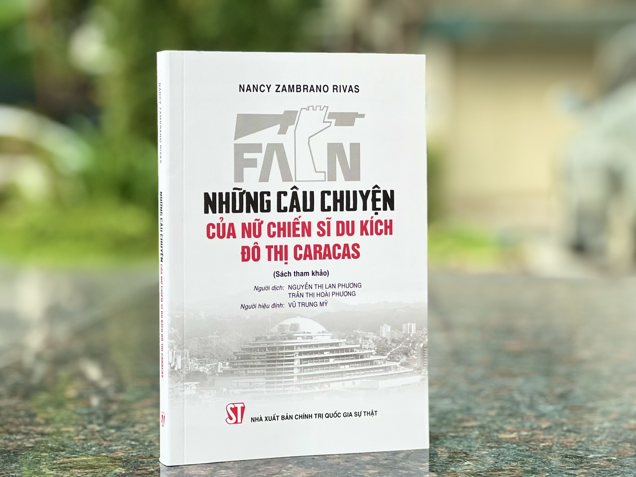 NHỮNG CÂU CHUYỆN CỦA NỮ CHIẾN SĨ DU KÍCH ĐÔ THỊ CARACAS – Nancy Zambrano Rivas – Nhà xuất bản CTQGST