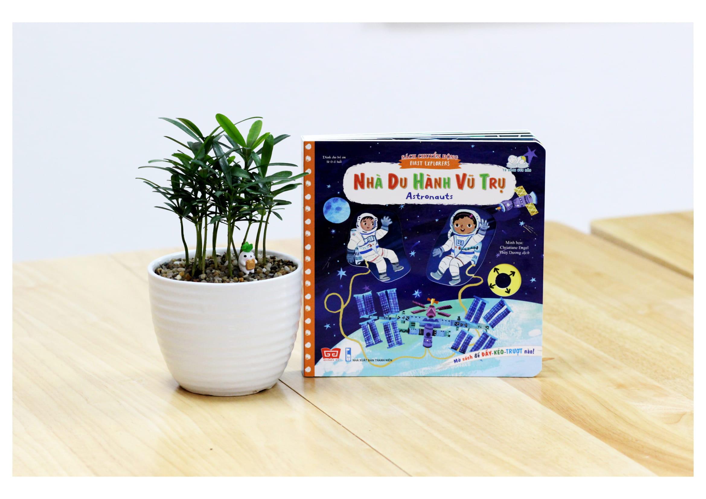 Sách Tương Tác - Sách Chuyển Động - First Explorers - Astronauts - Nhà Du Hành Vũ Trụ