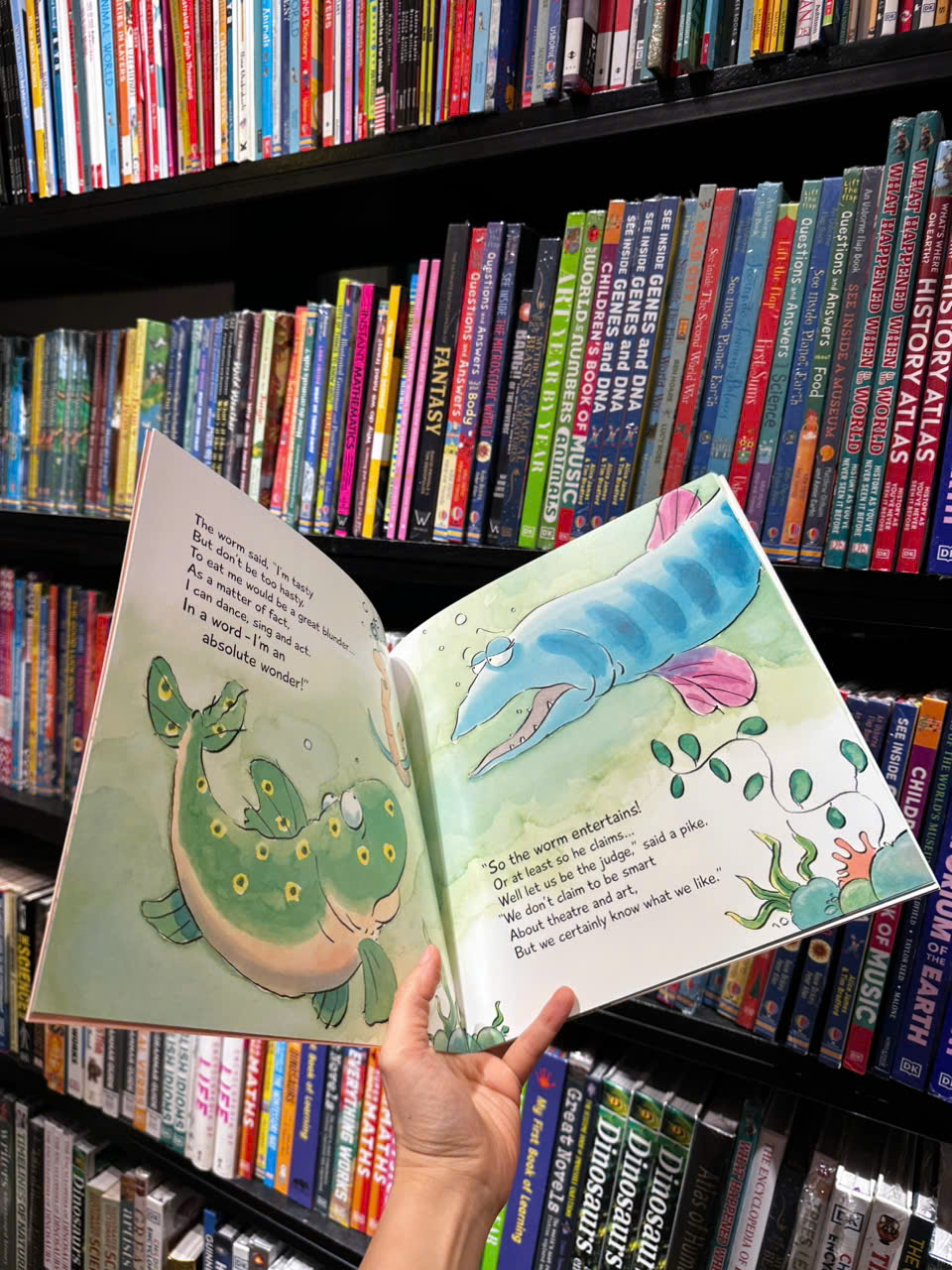 Sách - The Incredible Worm by Daniel Postgate - Sách ngoại văn, sách thiếu nhi tiếng Anh, bìa mềm, nhập khẩu UK