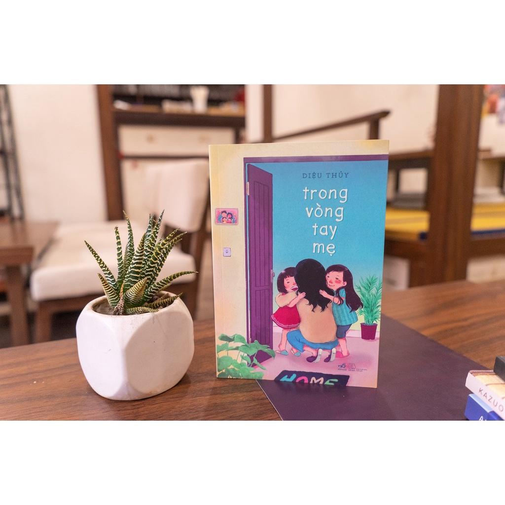 Sách Trong vòng tay mẹ - Nhã Nam - BẢN QUYỀN