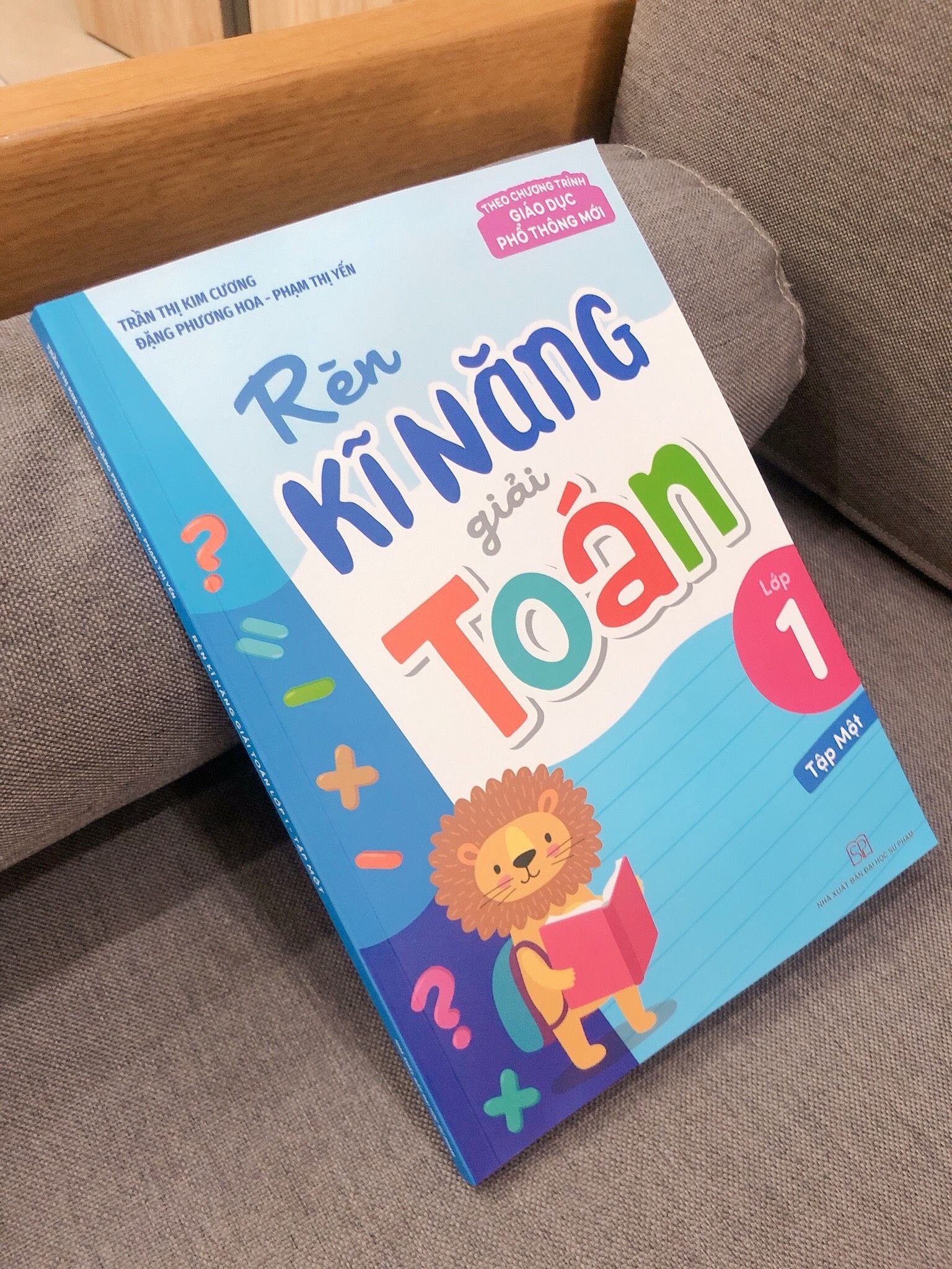 Sách: Combo Tuyển Chọn Đề Ôn Luyện Và Tự Kiểm Tra Toán Lớp 1 + Rèn Kĩ Năng Giải Toán Lớp 1 (Tập 1 + Tập 2)