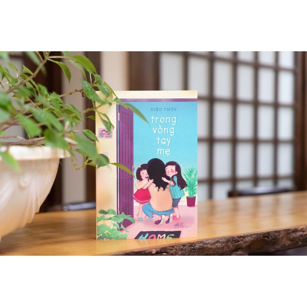 Sách Trong vòng tay mẹ - Nhã Nam - BẢN QUYỀN