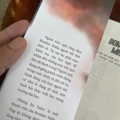 (Tác giả bán chạy do New York Times bầu chọn) THE BOMBER MAFIA: GIẤC MƠ, CÁM DỖ VÀ ĐÊM DÀI NHẤT TRONG THẾ CHIẾN II - Malcolm Gladwell - Nguyễn Bình Thành - Thới Ngọc Tuấn Quốc dịch - Saigonbooks – Nxb Thế Giới (Bìa mềm)