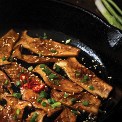 Về Nhà Ăn Cơm - 45 Công Thức Thuần Chay Cho Mâm Cơm Nhà Bạn (Tái Bản 2024)