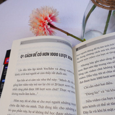 Combo 2 Cuốn: Cách Để Đạt 1 Triệu Follow Chỉ Trong 30 Ngày Và 101 Điều Nên Biết Để Trở Thành Youtuber Triệu Views