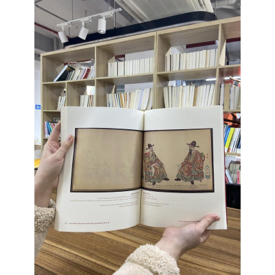 Nghệ Thuật Minh Họa Áo Mũ Thời Nguyễn Đầu Thế Kỷ XX  - Bản Quyền