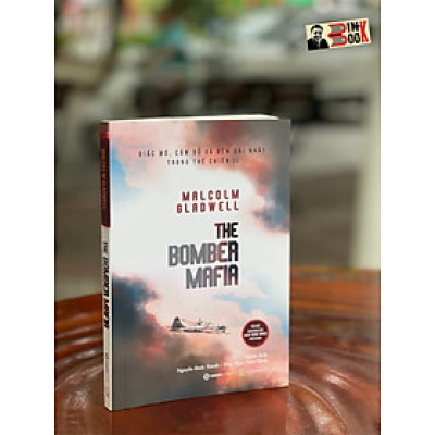 (Tác giả bán chạy do New York Times bầu chọn) THE BOMBER MAFIA: GIẤC MƠ, CÁM DỖ VÀ ĐÊM DÀI NHẤT TRONG THẾ CHIẾN II - Malcolm Gladwell - Nguyễn Bình Thành - Thới Ngọc Tuấn Quốc dịch - Saigonbooks – Nxb Thế Giới (Bìa mềm)
