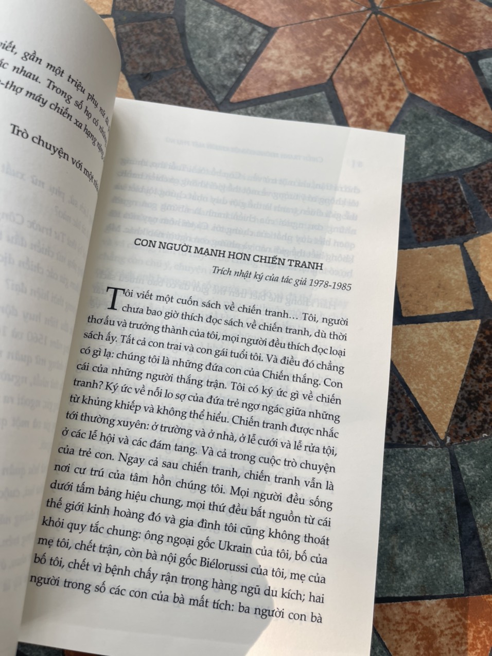 (Tái bản 2023 – Nobel văn học 2015) CHIẾN TRANH KHÔNG CÓ MỘT KHUÔN MẶT PHỤ NỮ - Svetlana Alexievich – Nguyên Ngọc – Tao Đàn - NXB Hà Nội