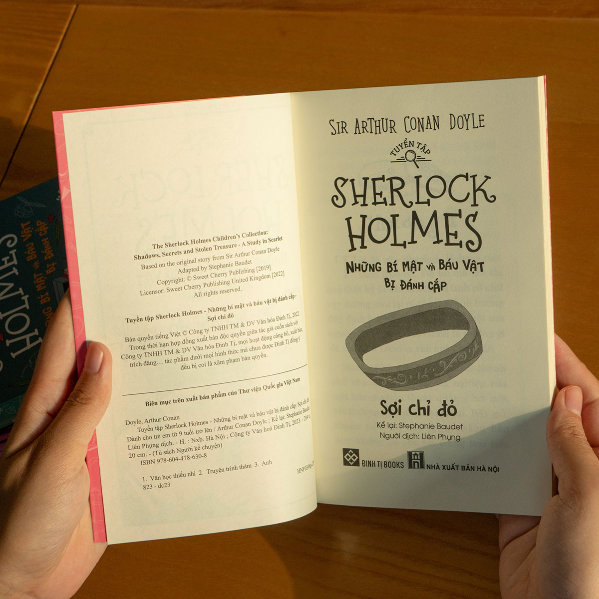 Tuyển Tập Sherlock Holmes - Những Bí Mật Và Báu Vật Bị Đánh Cắp- Sợi Chỉ Đỏ