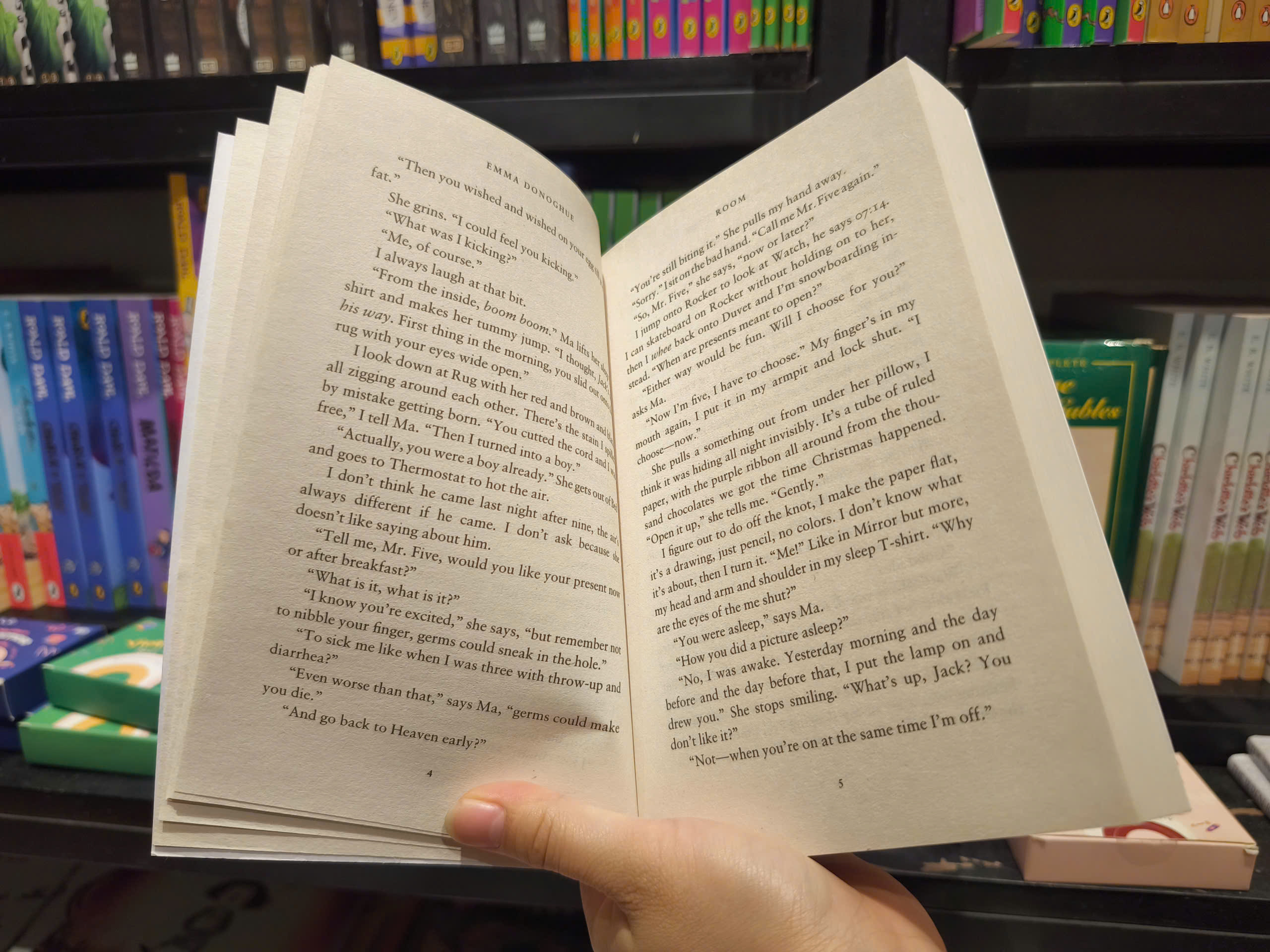 Sách - Room by Emma Donoghue - Fiction /Book Club - English Book