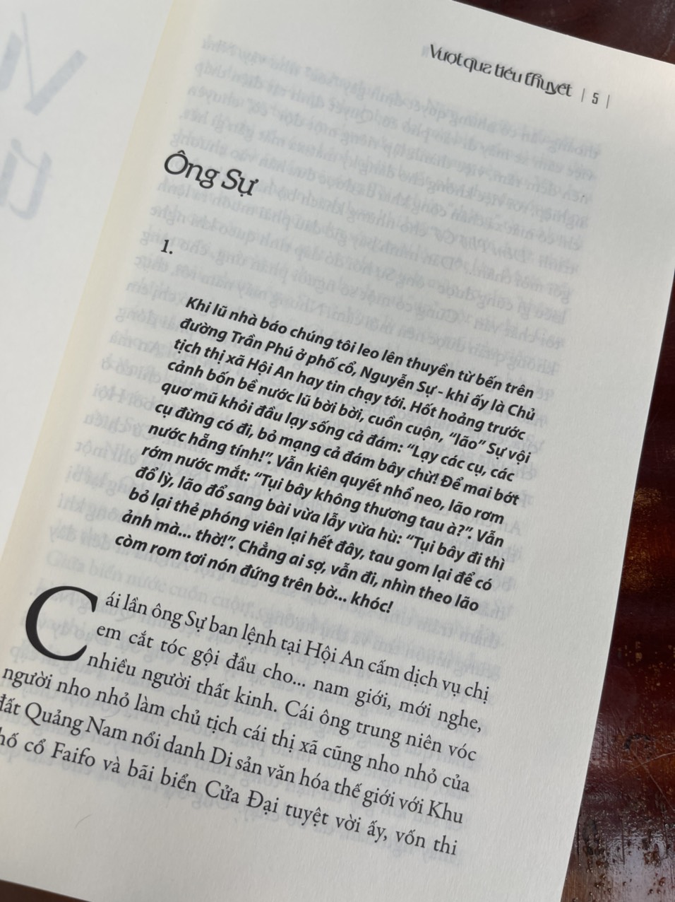 VƯỢT QUA TIỂU THUYẾT – Trần Tuấn – Liên Việt Books (bìa mềm)