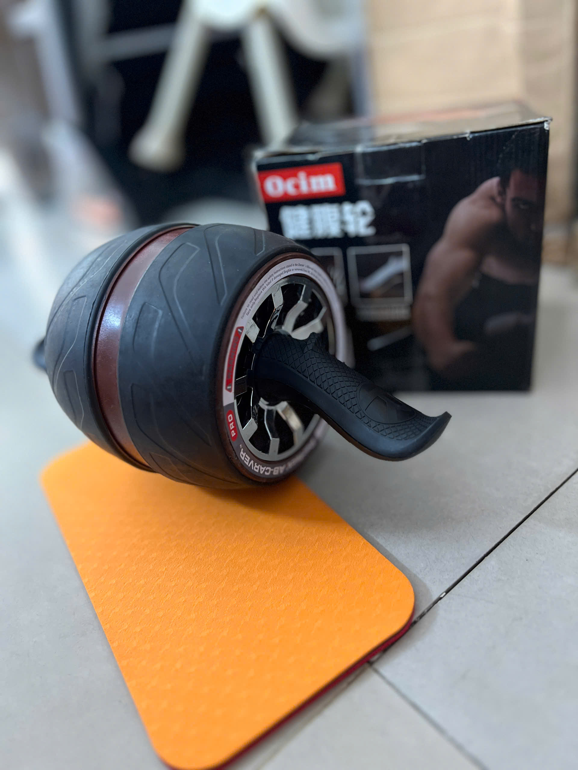 Con lăn tập cơ bụng AB Carver Pro kèm thảm kê gối tiện dụng, có lò xo đàn hồi giúp việc tập luyện trở lên dễ dàng hơn.