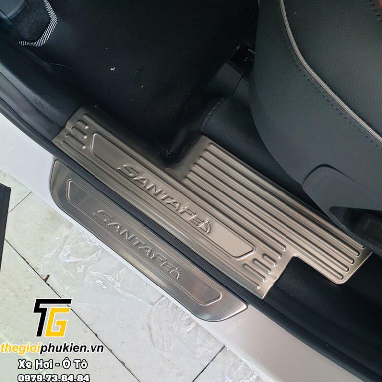 BỘ SẢN PHẨM Nẹp bước chân và ốp chống trầy cốp trong Hyundai Santafe 2015-2018 - Mẫu Inox