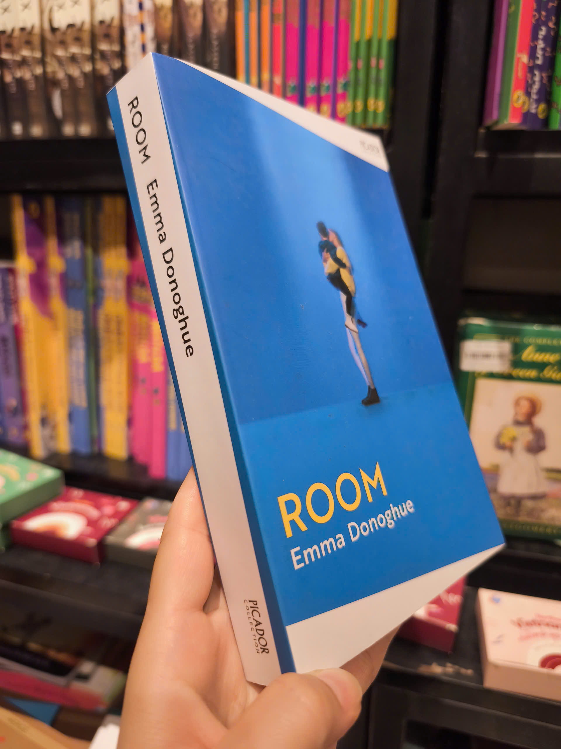 Sách - Room by Emma Donoghue - Fiction /Book Club - English Book