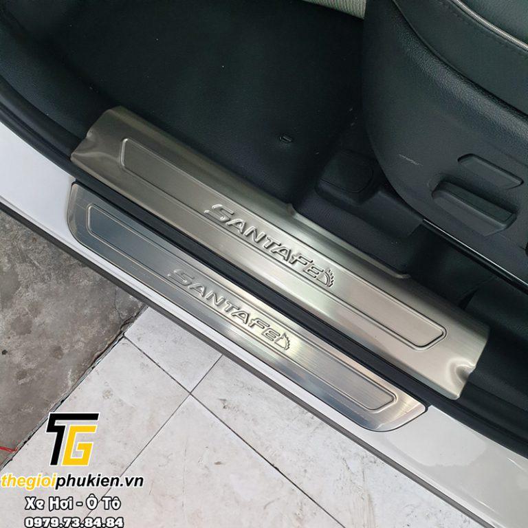 BỘ SẢN PHẨM Nẹp bước chân và ốp chống trầy cốp trong Hyundai Santafe 2015-2018 - Mẫu Inox