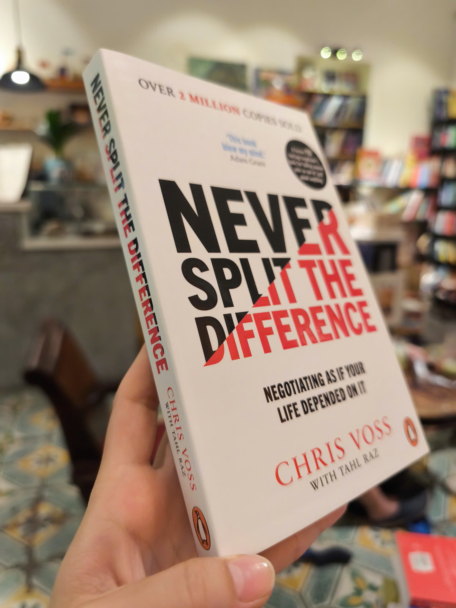 Sách - Never Split the Difference: Negotiating as if Your Life Depended on It by Chris Voss - Business/ Nonfiction