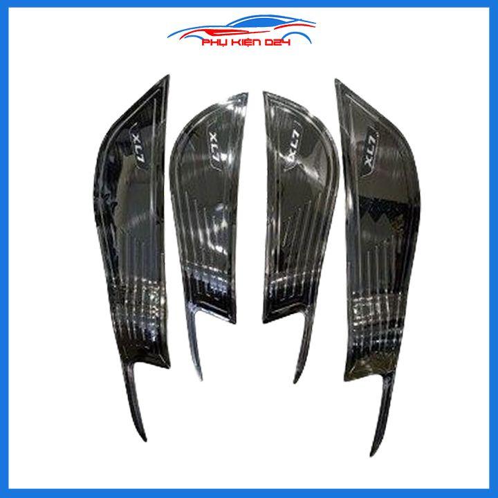 Ốp tapli Suzuki XL7 2020-2021-2022 vân titan chống xước va đập khi mở cửa và làm đẹp xe
