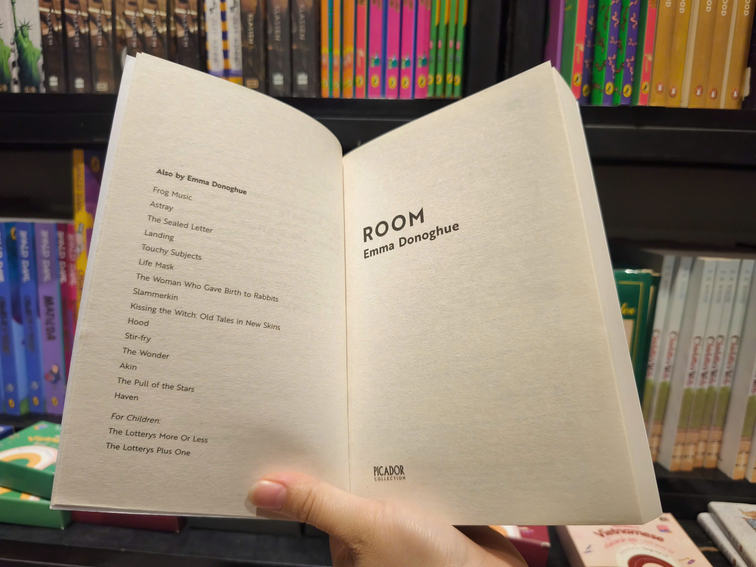 Sách - Room by Emma Donoghue - Fiction /Book Club - English Book