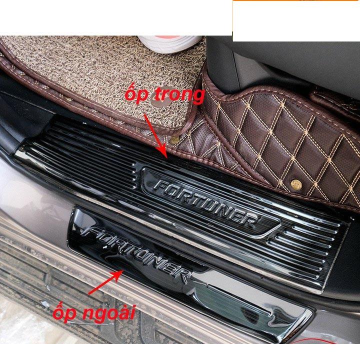 Ốp bậc cửa , nẹp bước chân Toyota Fortuner 2017-2022 cao cấp -mẫu Titan 8 chi tiết