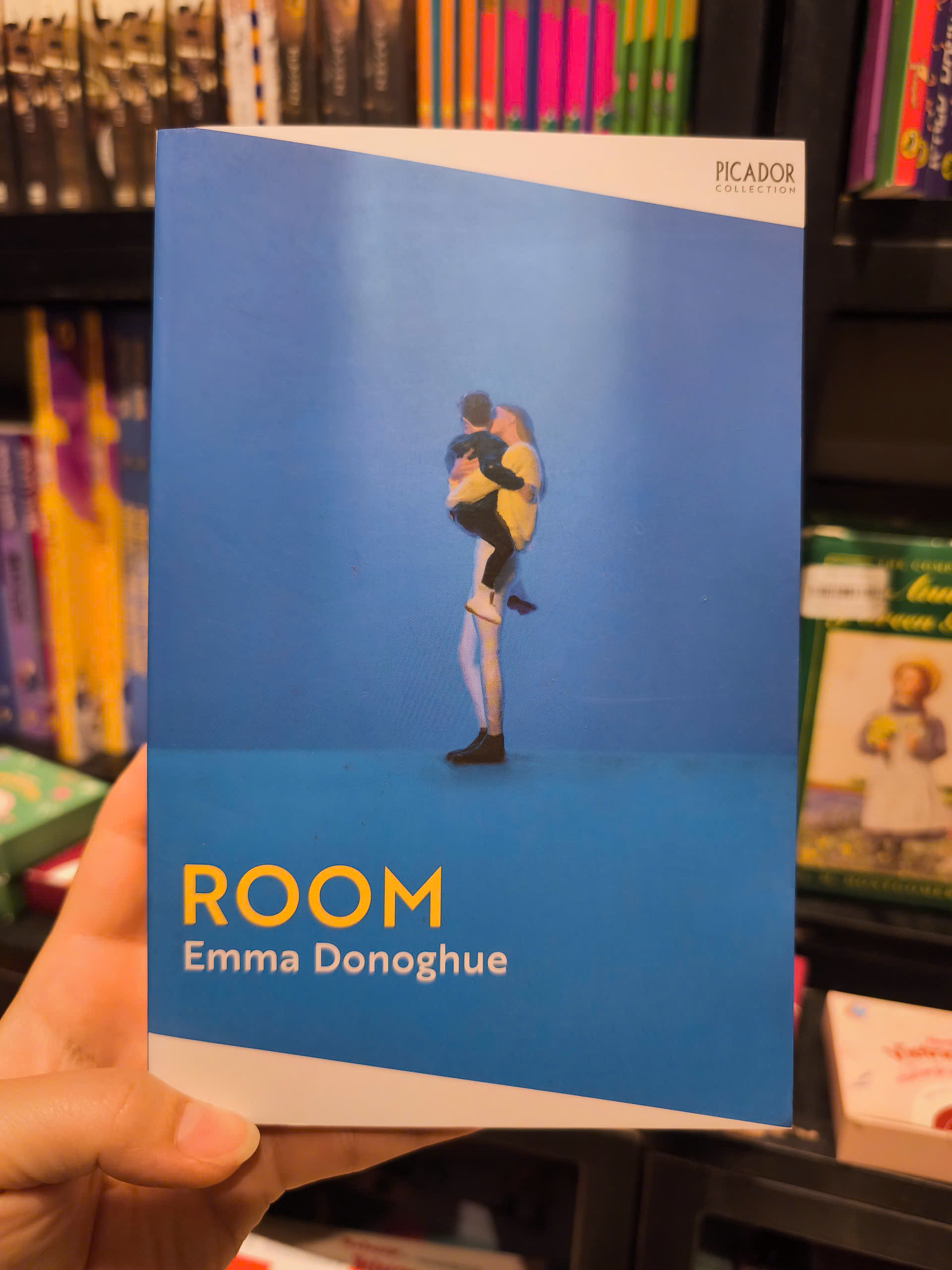 Sách - Room by Emma Donoghue - Fiction /Book Club - English Book