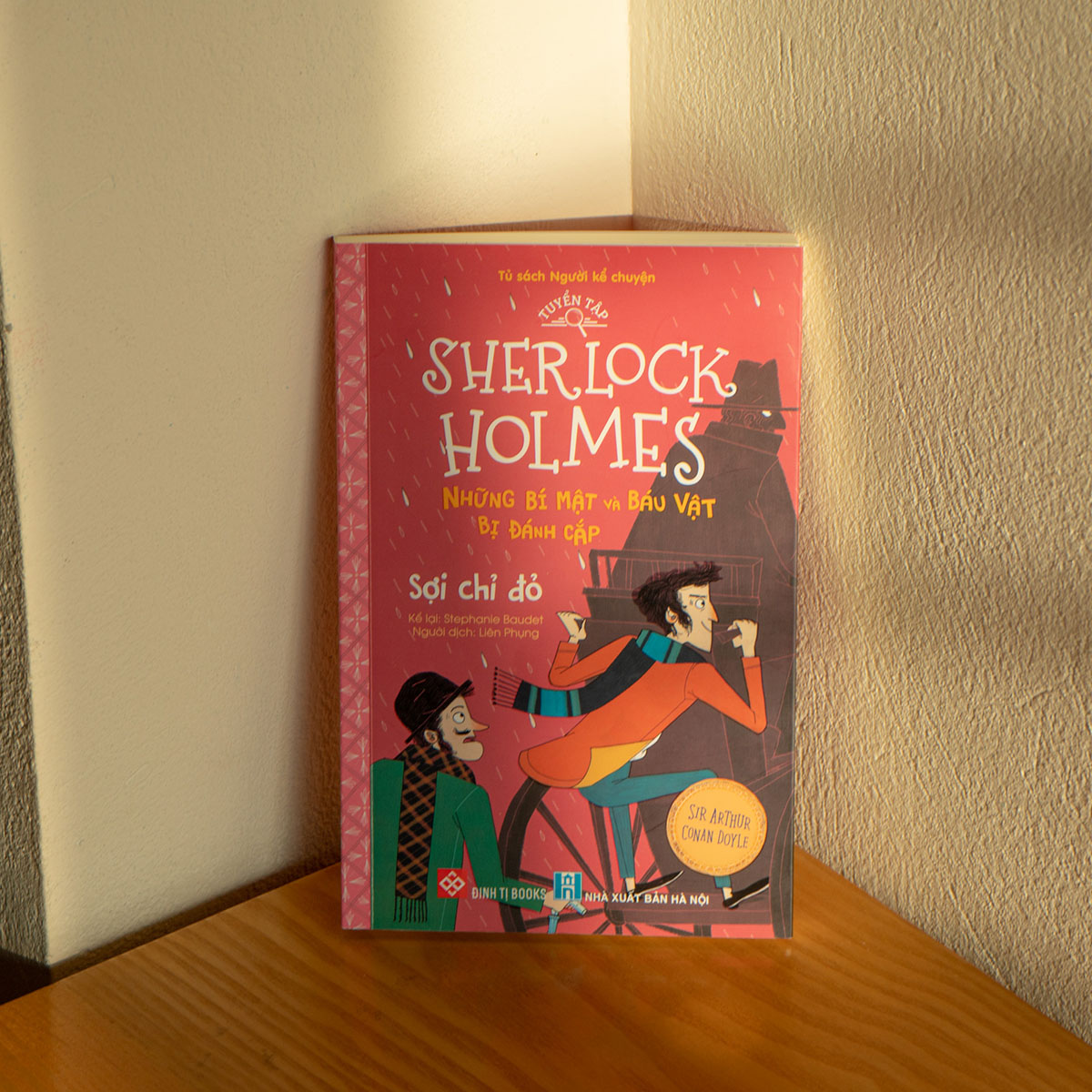 Tuyển Tập Sherlock Holmes - Những Bí Mật Và Báu Vật Bị Đánh Cắp- Sợi Chỉ Đỏ