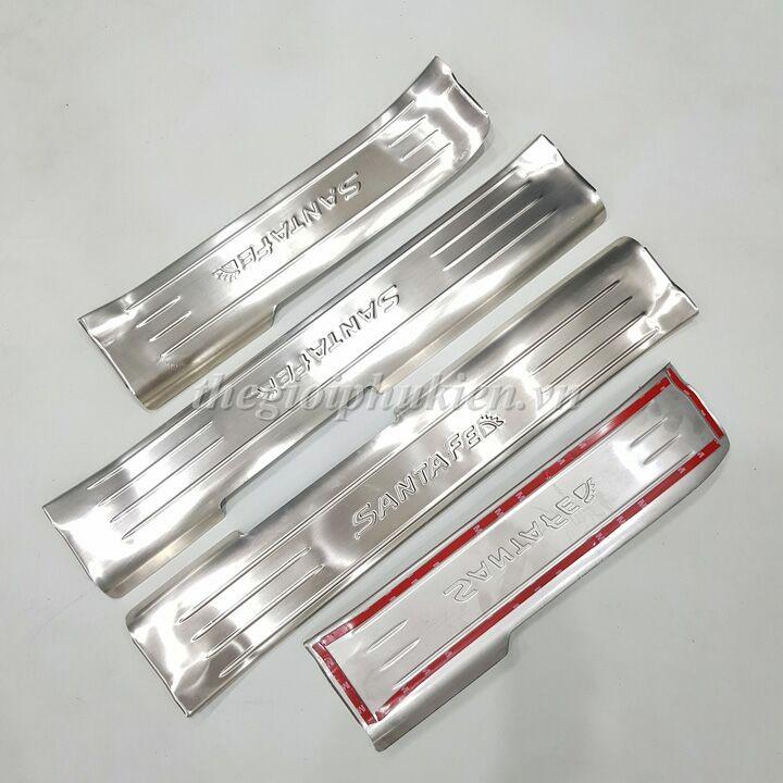 BỘ SẢN PHẨM Nẹp bước chân và ốp chống trầy cốp trong Hyundai Santafe 2015-2018 - Mẫu Inox
