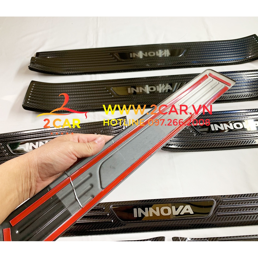 Ốp bậc cửa, nẹp bước chân trong, ngoài xe Toyota Innova đời 2017- 2022 vân cacbon cao cấp