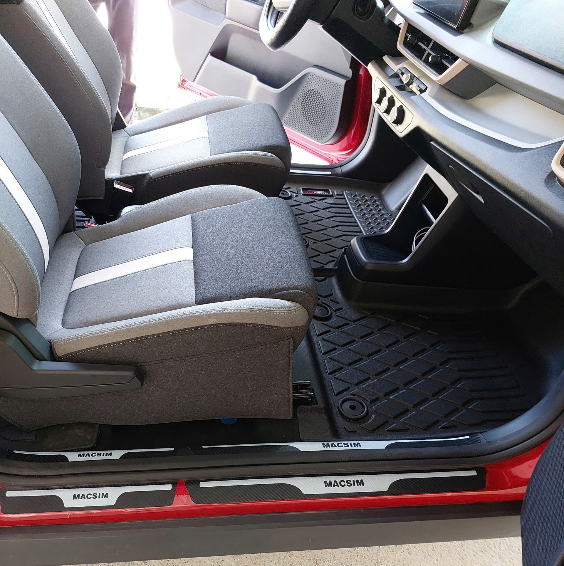 Miếng dán/ decal bảo vệ bậc cửa ô tô – Carbon loại dày – 4 miếng – Chống xước mép cửa cho xe VinFast VF5