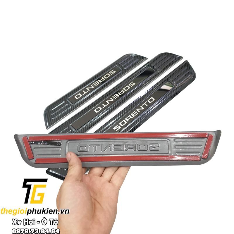 Bộ sản phẩm ỐP BẬC CỐP VÀ BẬC CỬA vân Carbon xe Kia Sorento 2021