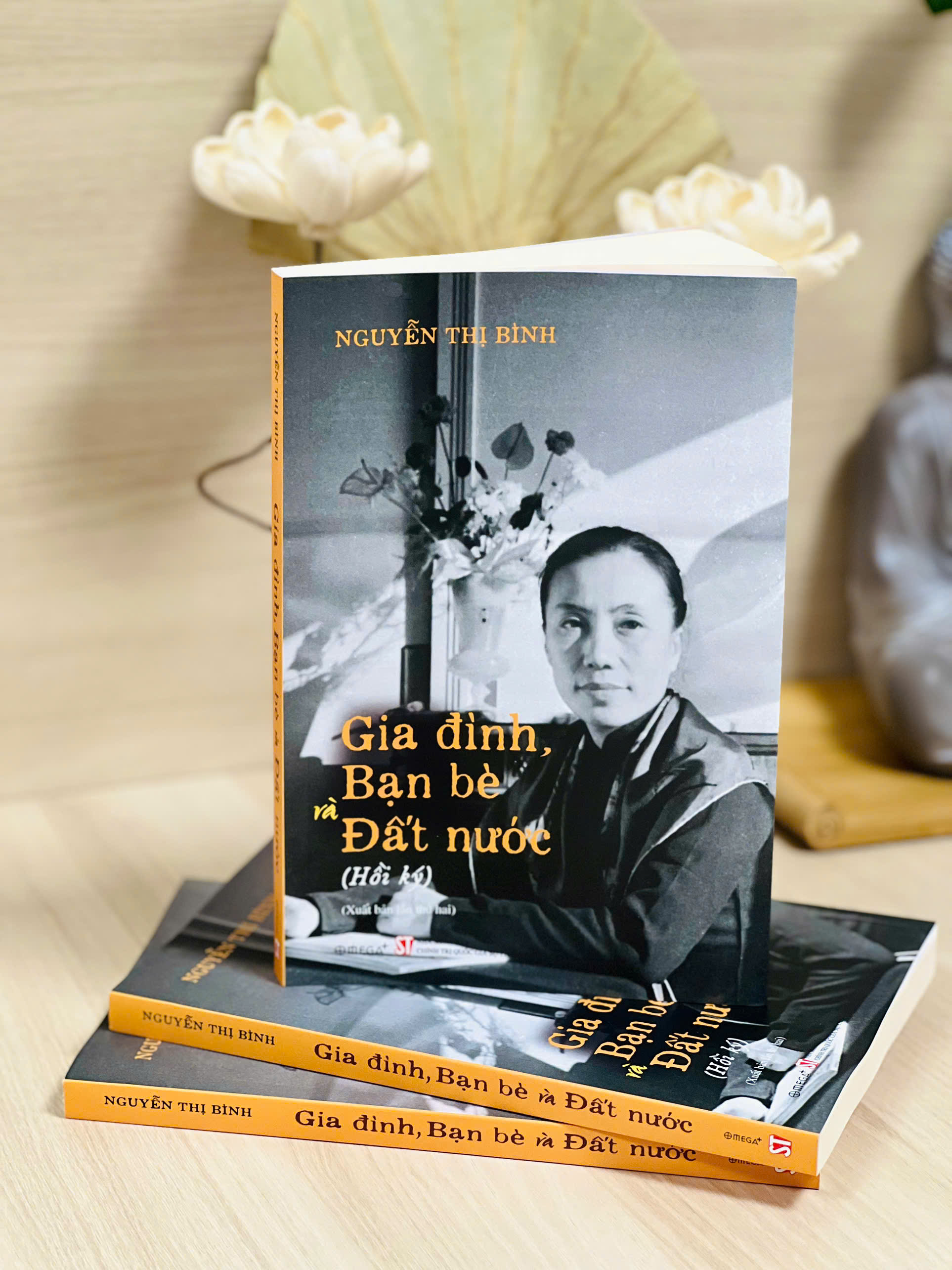 Combo Hồi Ký Nguyễn Thị Bình - Gia Đình, Bạn Bè Và Đất Nước (Bìa mềm) + Hồi Ký Phóng Viên Chiến Trường - Trên Những Nẻo Đường Chiến Tranh Và Hòa Bình