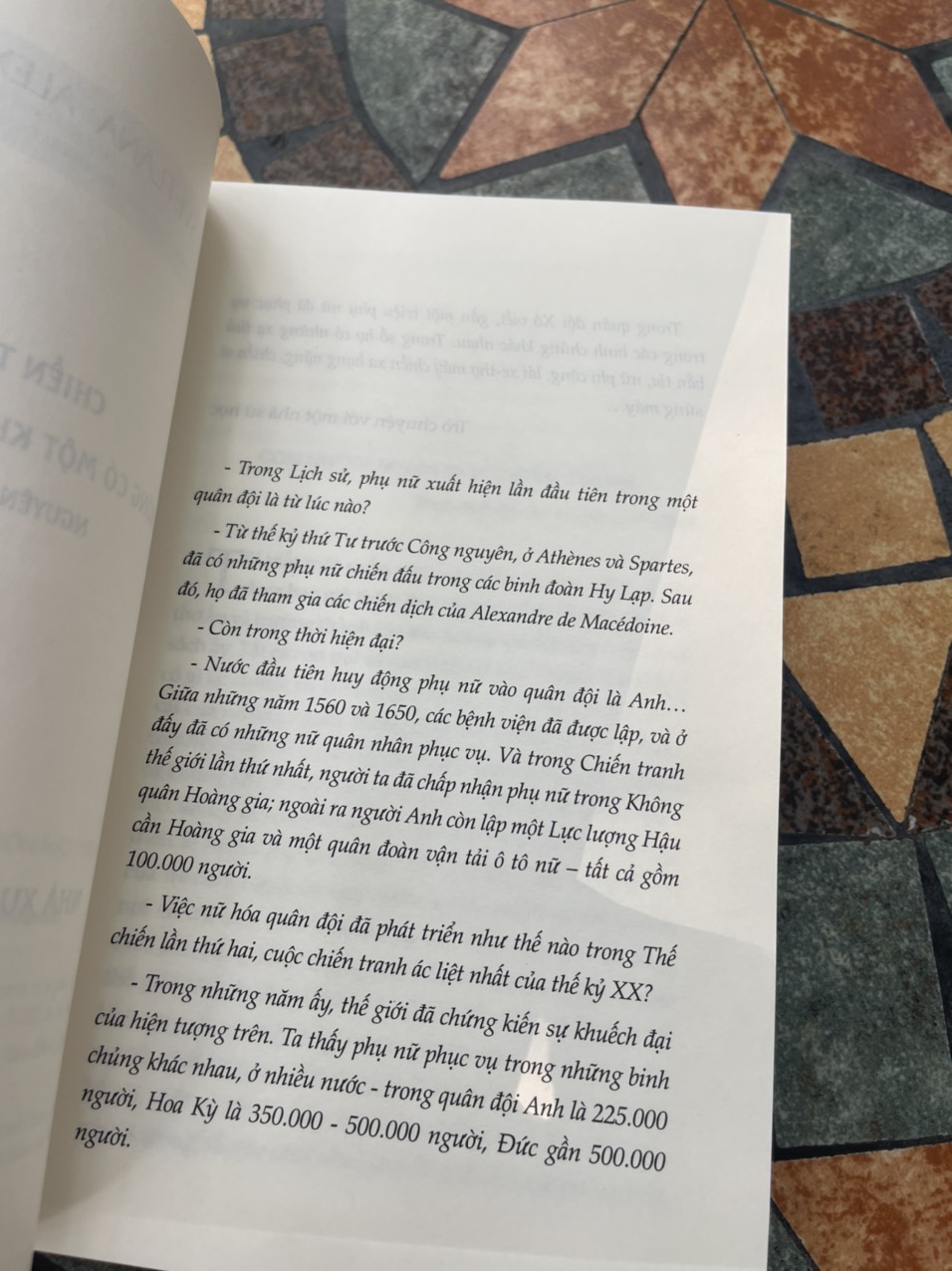 (Tái bản 2023 – Nobel văn học 2015) CHIẾN TRANH KHÔNG CÓ MỘT KHUÔN MẶT PHỤ NỮ - Svetlana Alexievich – Nguyên Ngọc – Tao Đàn - NXB Hà Nội