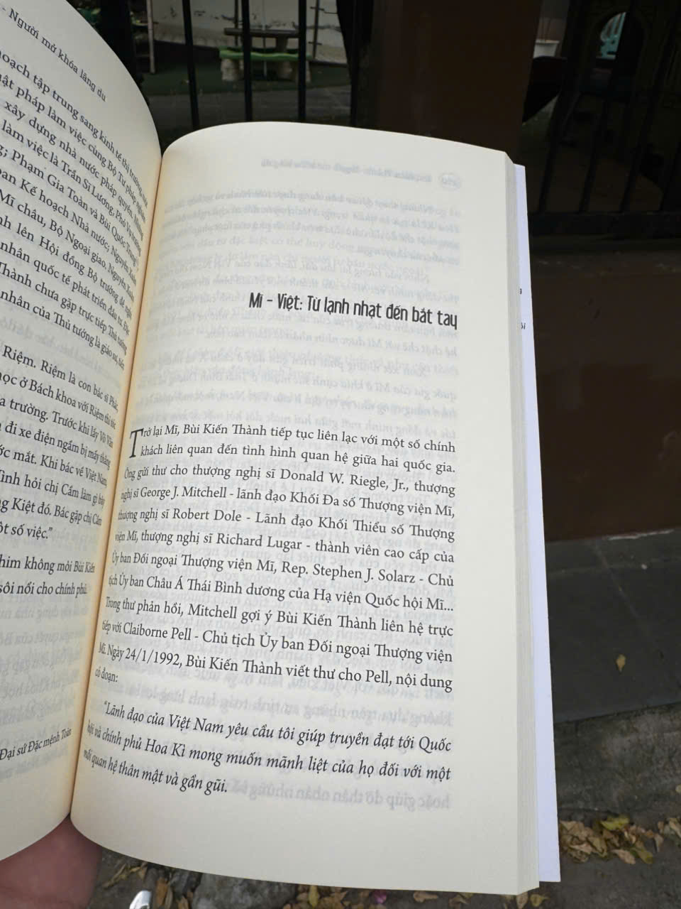 (Bìa mềm) BÙI KIẾN THÀNH – NGƯỜI MỞ KHÓA LÃNG DU (Hồi ký) - Lê Xuân Khoa, Xuân Chi, Thanh Huyền - BestBooks