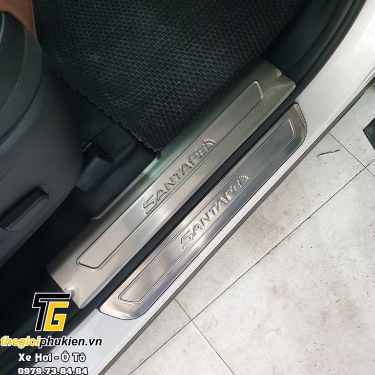 BỘ SẢN PHẨM Nẹp bước chân và ốp chống trầy cốp trong Hyundai Santafe 2015-2018 - Mẫu Inox