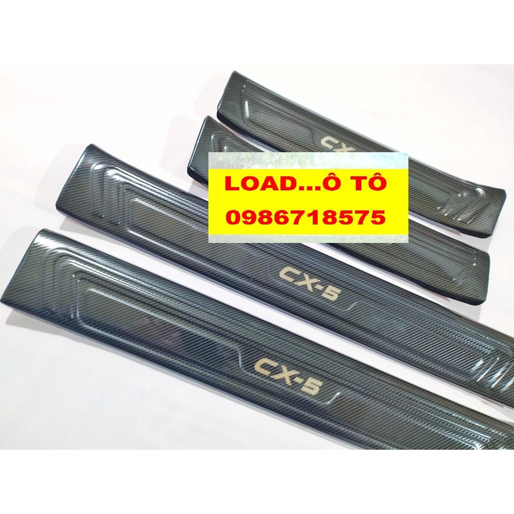 Ốp Bậc Cửa, Nẹp Bước Chân Trong Xe Mazda CX5 2022-2018 Mẫu Vân Carbon Cao Cấp