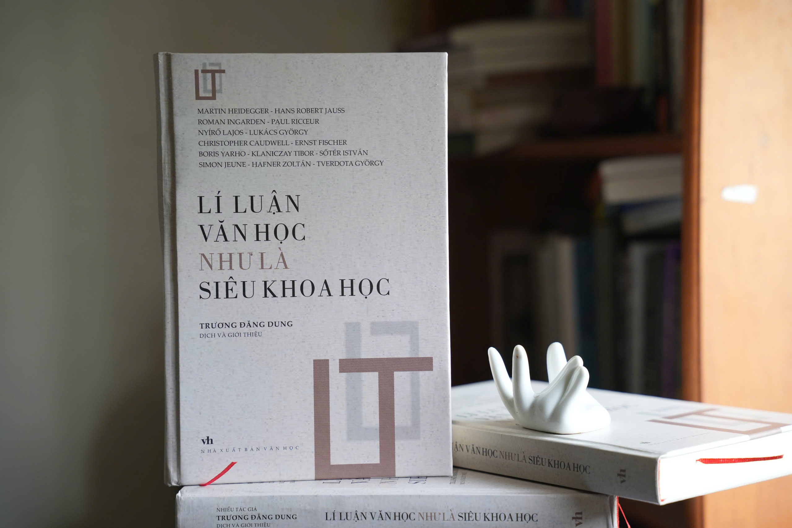 Lí Luận Văn Học Như Là Siêu Khoa Học