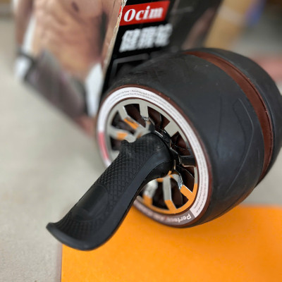 Con lăn tập cơ bụng AB Carver Pro kèm thảm kê gối tiện dụng, có lò xo đàn hồi giúp việc tập luyện trở lên dễ dàng hơn.