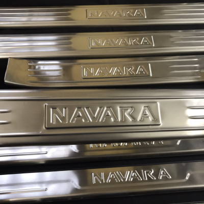 Ốp Bậc Cửa Trong, Ngoài Xe Nissan Navara 2015-2020, chất liệu Inox