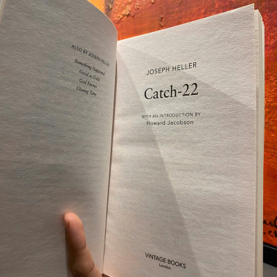 Sách - Catch-22 by Joseph Heller/English Poetry, Drama & Criticism/Sách ngoại văn chính hãng