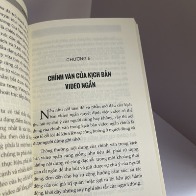 SHORT VIDEOS – KỊCH BẢN HAY, TRIỆU VIEW TỚI TAY -  Thu Quỳ – Minh Thanh dịch – Bizbooks - NXB Hồng Đức