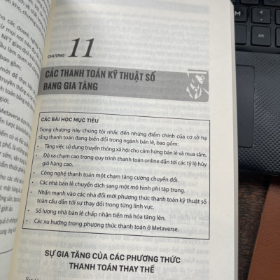 CHÂM NGÒI “CUỘC CHIẾN” BÁN LẺ - Mở khóa mấu chốt bán hàng thành công – Deborah Weinswig và Renee Hartmann – Phúc Chi dịch – Bizbooks – NXB Hồng Đức (Bìa mềm)