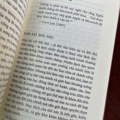 (Tái bản lần thứ 4 năm 2022) QUY LUẬT CỦA CHIẾN LƯỢC - 5 bài học bất hủ từ Bill Gates, Andy Grove, và Steve Jobs - David B. Yoffie and Michae A. Cusumano –  Trần Thị Ngân Tuyến dịch – Nxb Trẻ (bìa mềm)