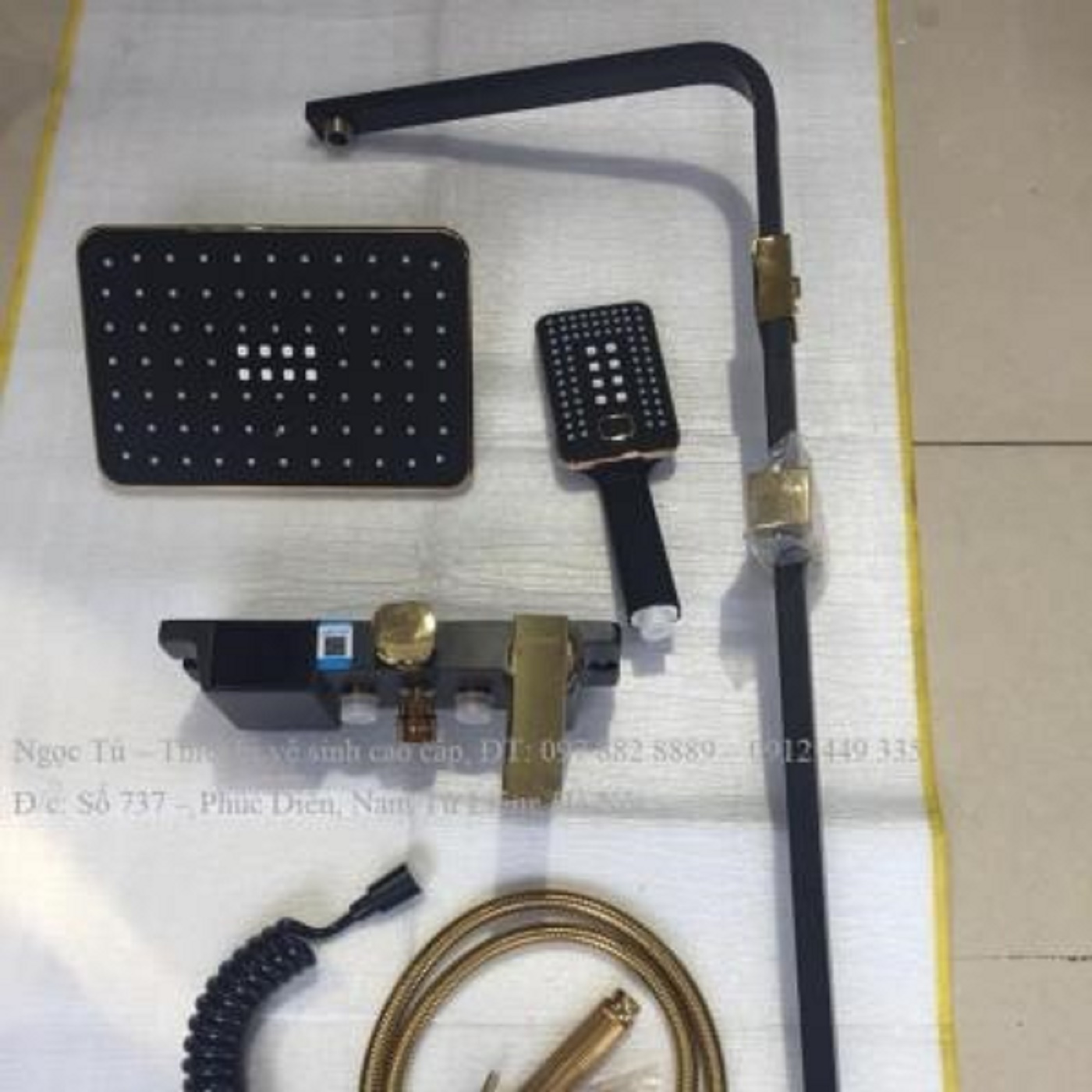Sen cây tắm bảng hiển thị nhiệt độ màu đen ánh vàng GS 7749, đẹp sang trọng quý phái, ko dùng điện mà vẫn hiện nhiệt độ