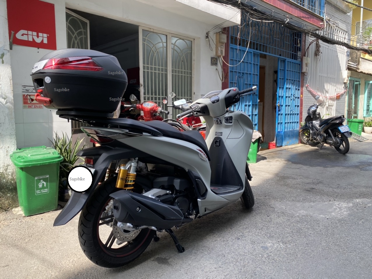 Thùng givi B34N, thùng givi 34 lit kèm đế MP70N và ốc gắn