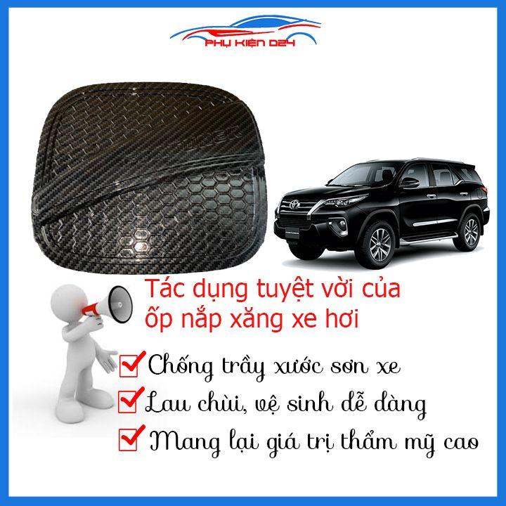 Ốp nắp bình xăng Fortuner 2017-2020 vân cacbon chống trầy trang trí ô tô