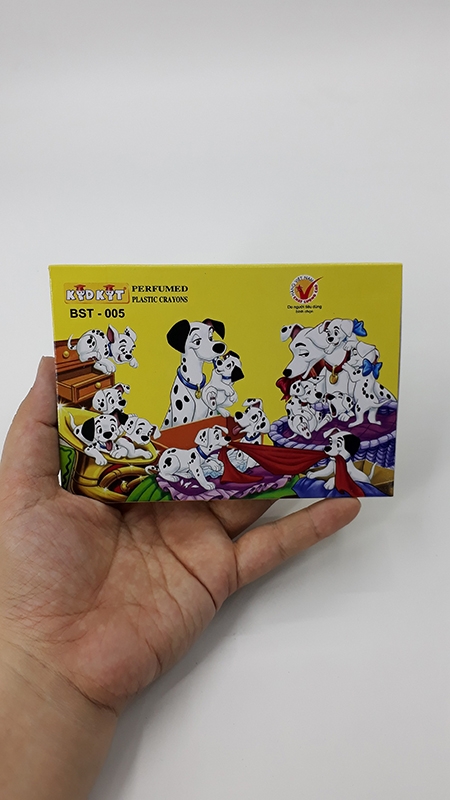 Bộ 2 Viết Sáp Màu Chó Đốm BS-005 (12 Màu) - Mẫu Bao Bìa Màu Vàng