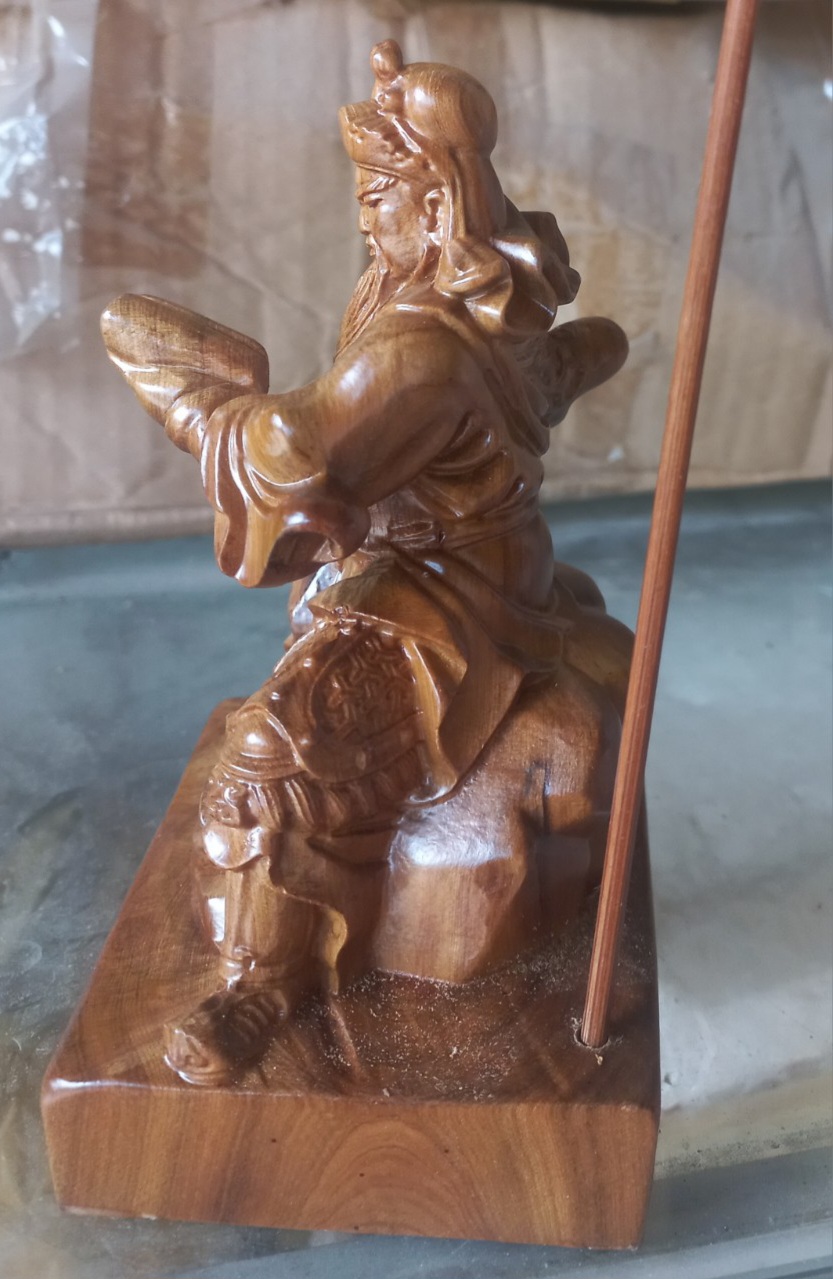 Tượng quan công đọc sách bằng gỗ bách xanh kt cao 15×10×5cm